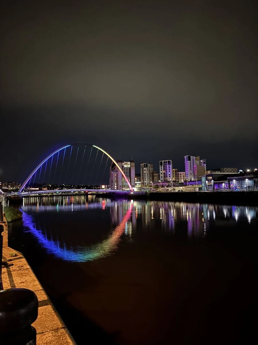 Яньцзи: вечерний мост и отражения на воде как главный городской кадр